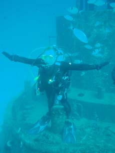 Aaron Elfleet Titanic pose on the Rozie wreck 